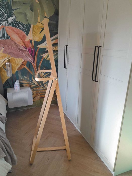 Lustro stojące w drewnianej ramie