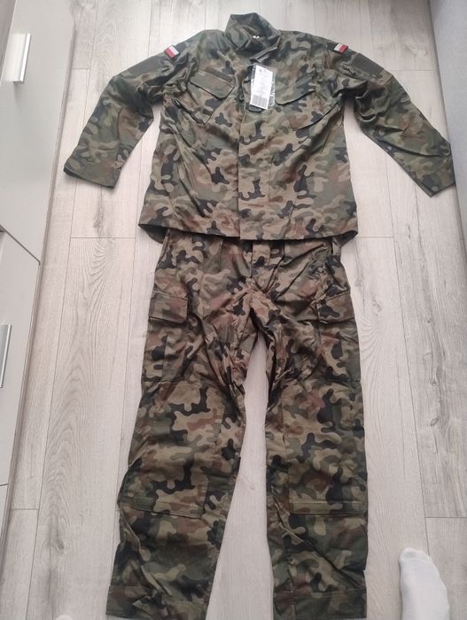 Sprzedam mundur wojskowy plus gratis