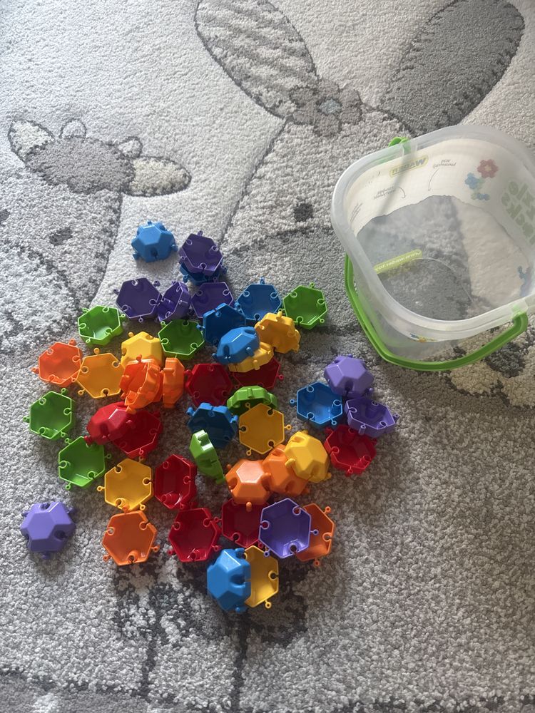 Klocki konstrukcyjne plastikowe ok 50elementow laczone