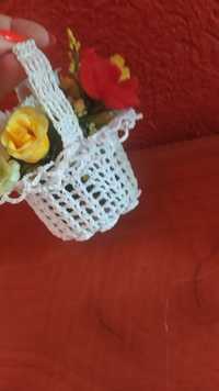Rękodzieło-mały koszyczek zrobiony szydełkiem, kwiaty