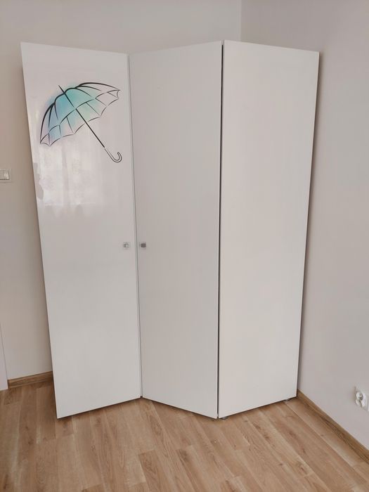 Narożna szafa do sypialni albo pokoju dziecięcego