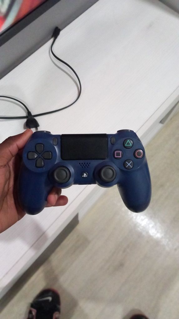 PlayStation 4 em bom estado + 3 jogos e comando