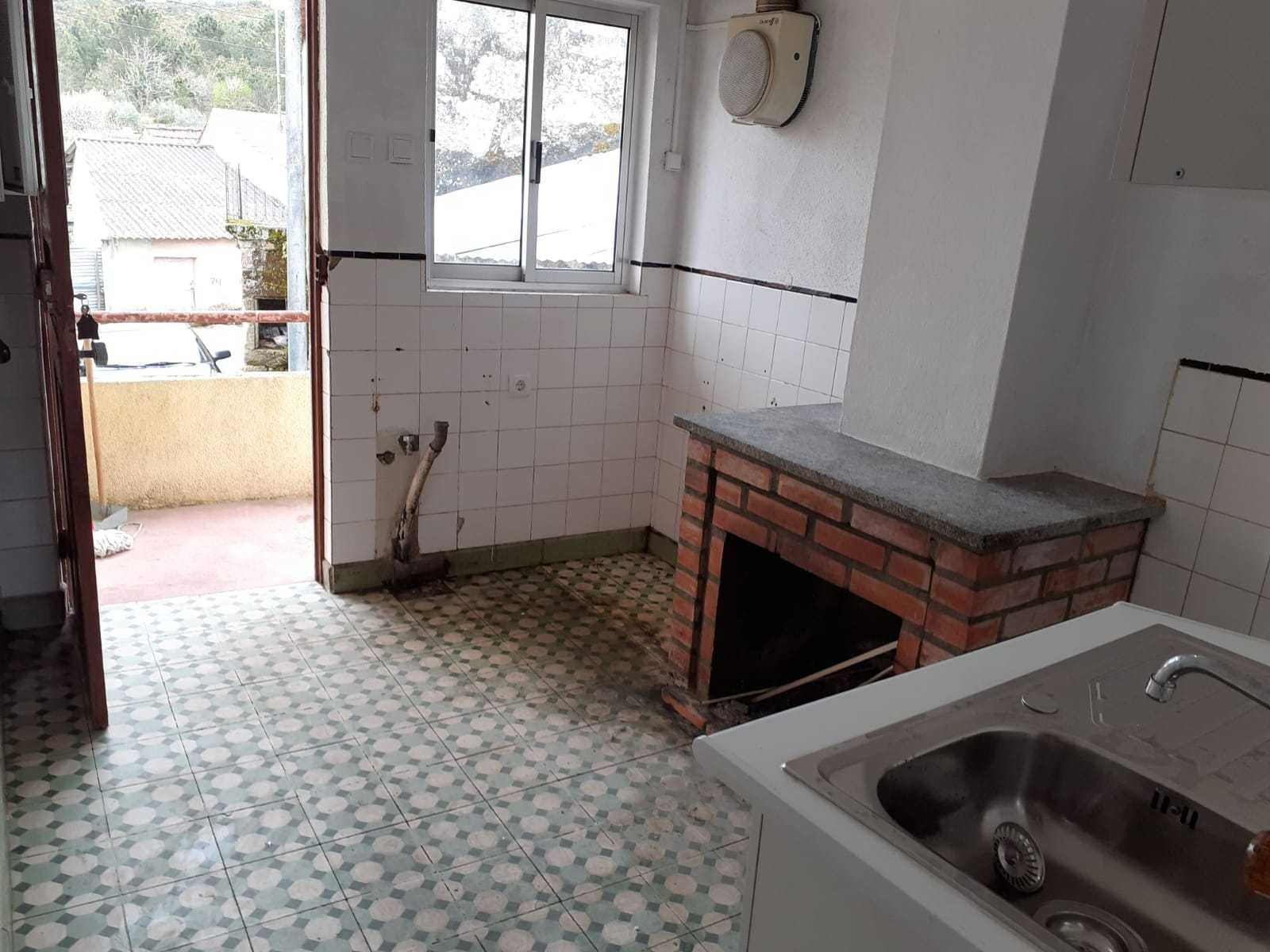 Moradia T2 com pequeno terraço