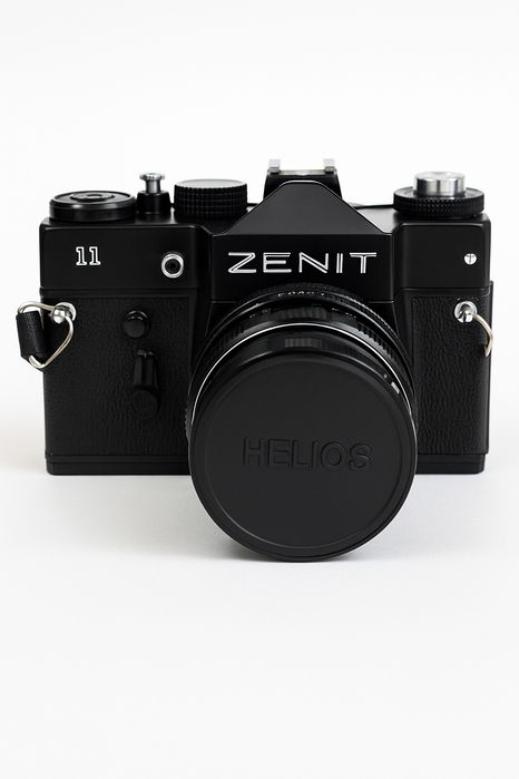 плівковий фотоапарат Zenit 11 з об’єктивом Helios.