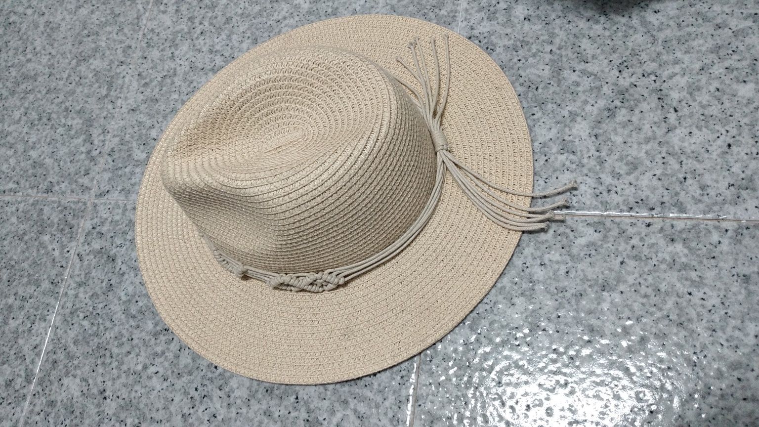 Vários chapéus para senhora