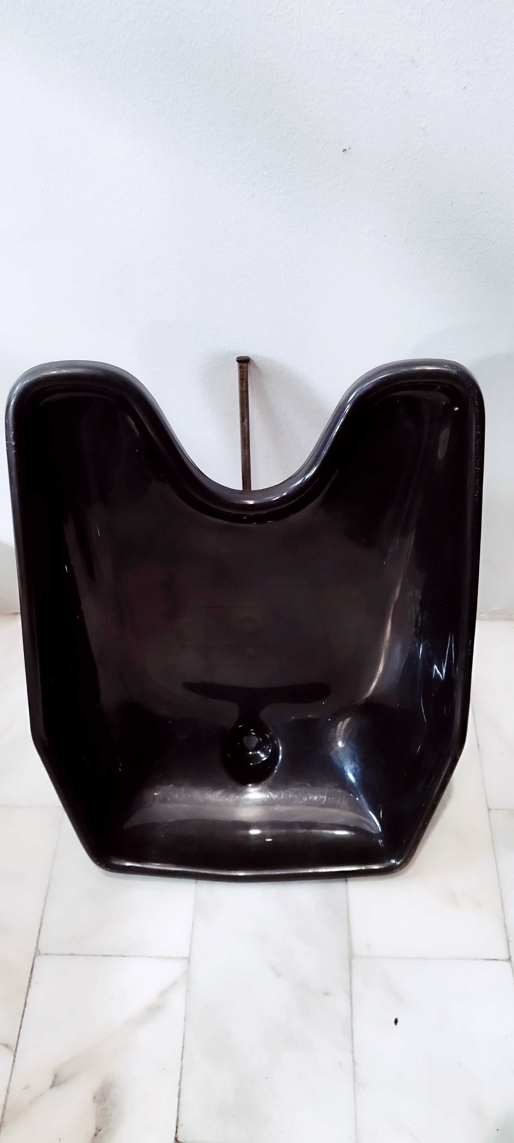 Rampa para lavar cabeças para acamados com depósito e chuveiro.