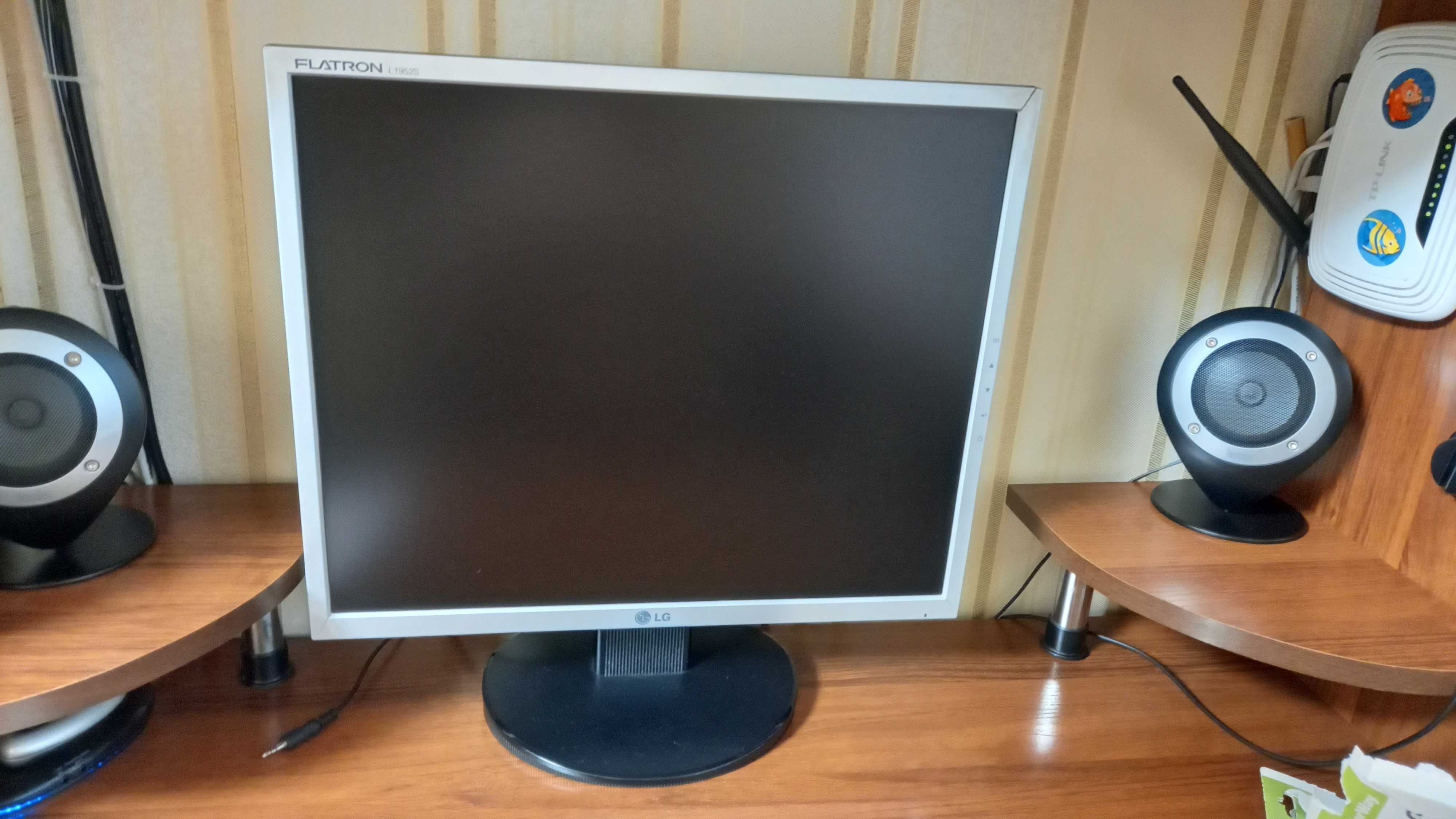 Монитор LG 19"..