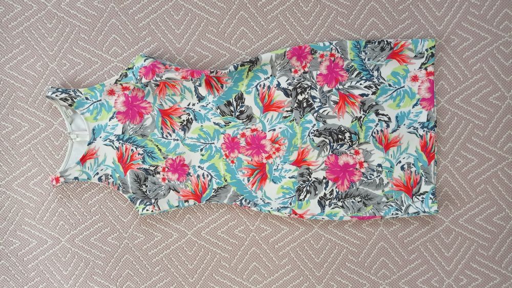 Piękna kwiatowa sukienka Guess 36