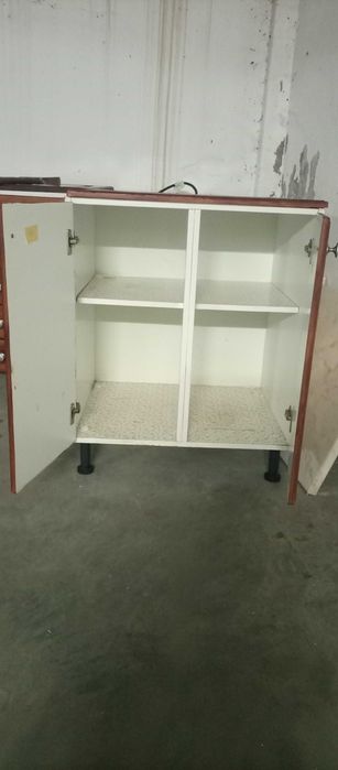 Um pequeno armário com quatro compartimentos, parecendo novo