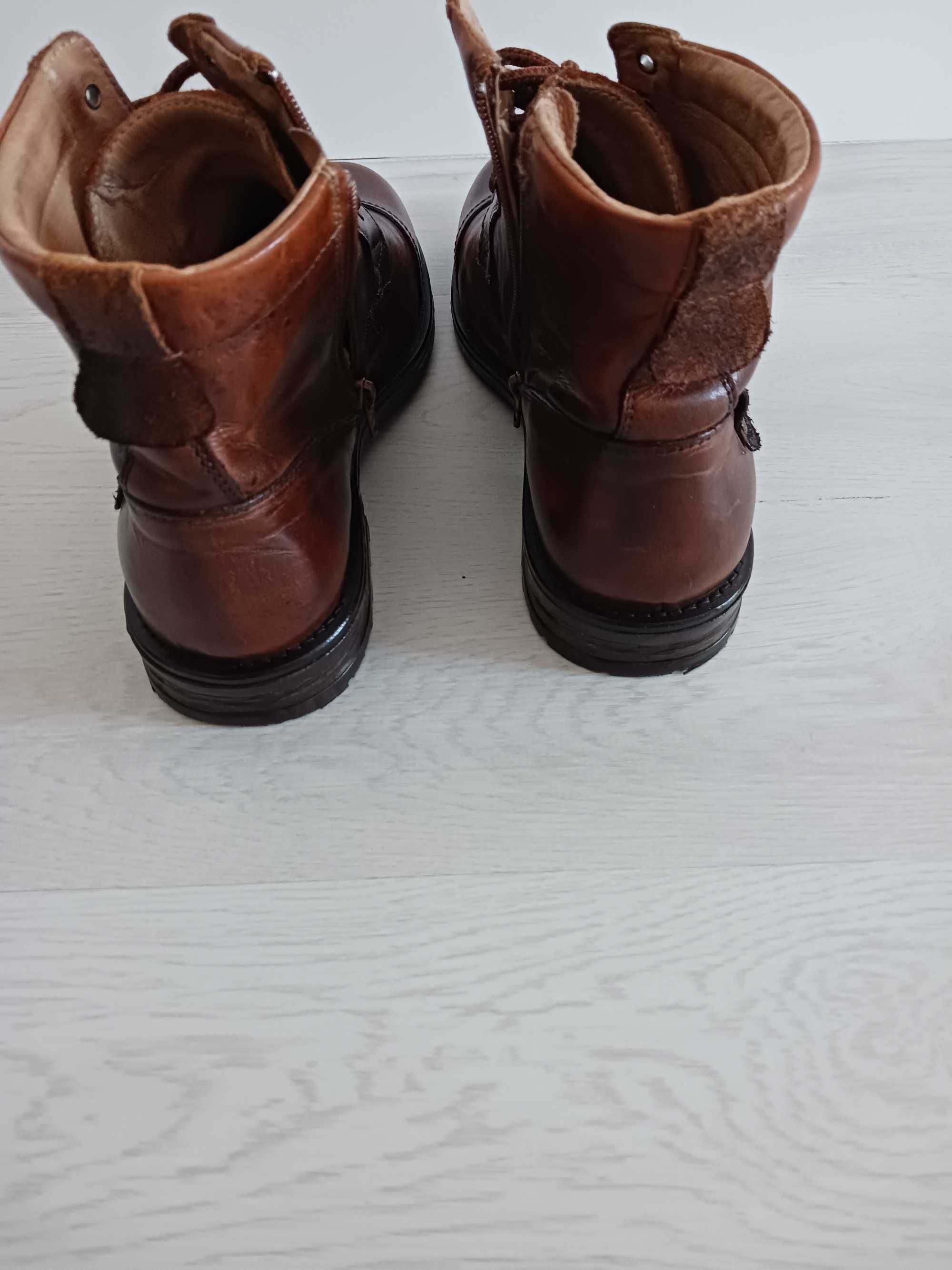 Vendo botas em couro n.43