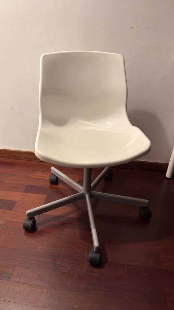 Vendo mesa com cadeira