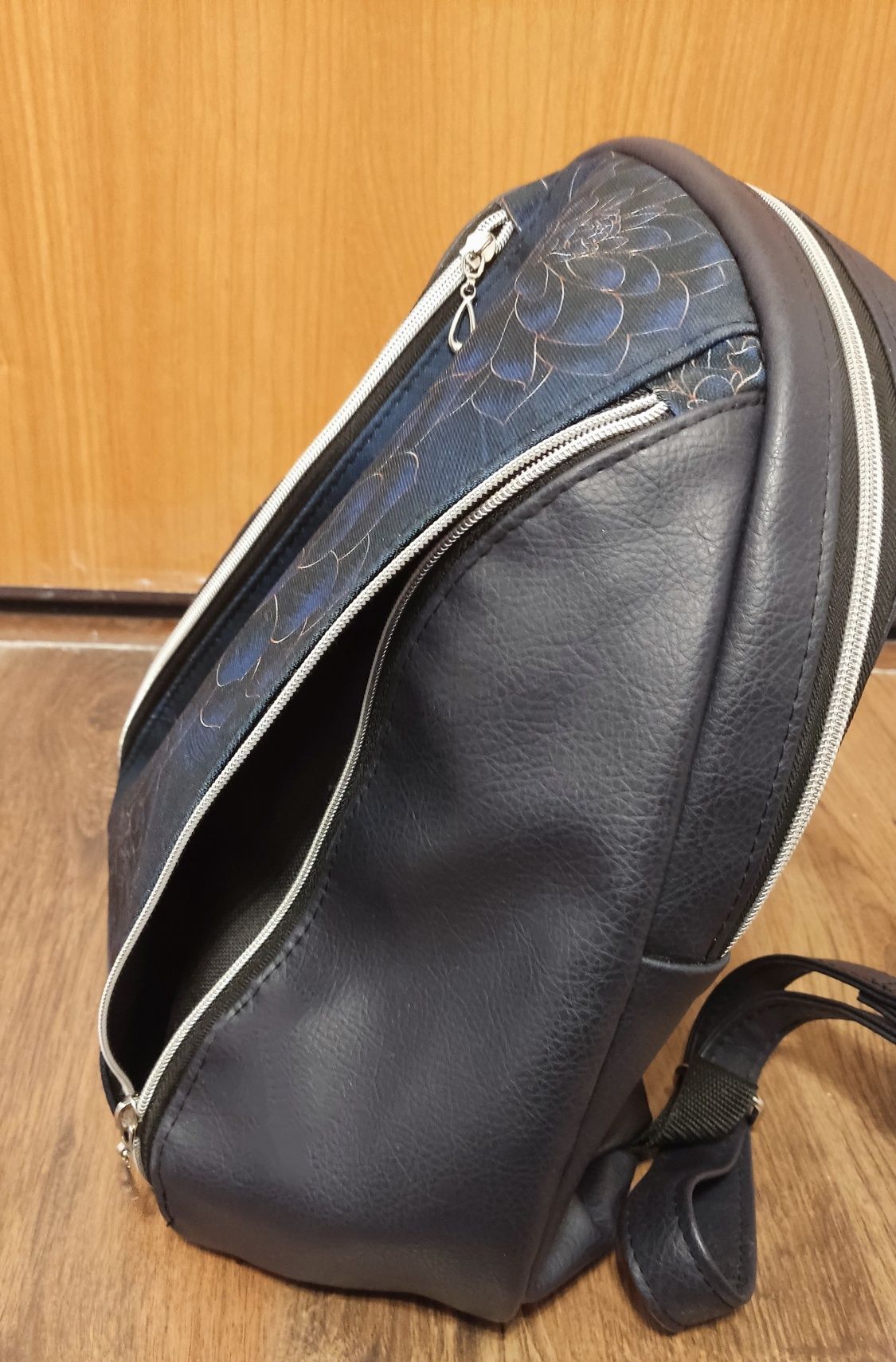 Duży pojemny damski plecak hand made elegancki w granatowe kwiaty goth