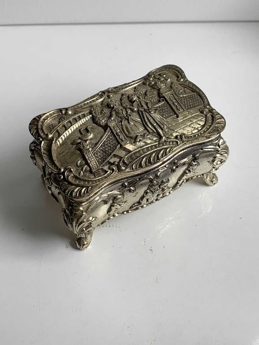 Antyk - stara szkatułka na biżuterię, bogato zdobiona