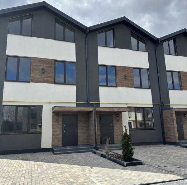 Продам таунхаус на закритій тереторії в Авангарді
