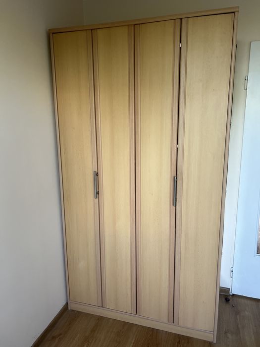 Szafa jasna z podwojnymi skladanymi drzwiami