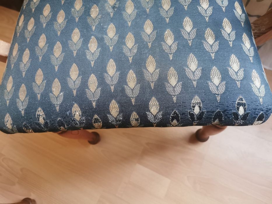 Stół rozkładany z krzesłami, bardzo wygodne krzesła