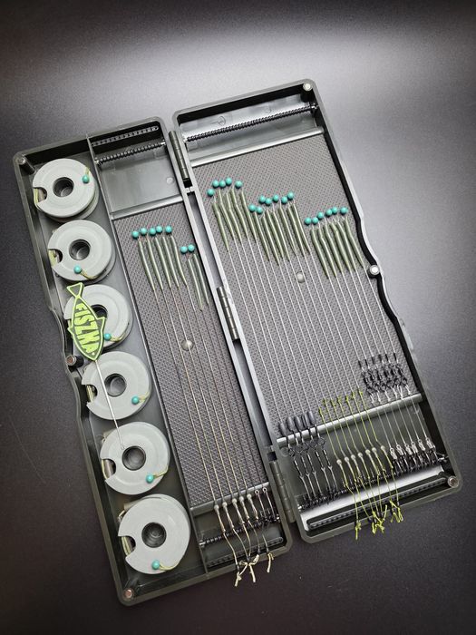 Zestaw 25 przyponów karpiowych #4 + 6 leadcorów + piórnik