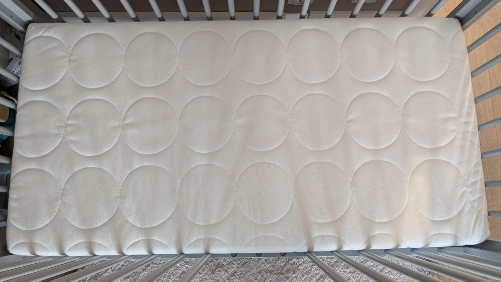 Łożeczko szare Klupś Radek, materac Ikea skonast 120x60