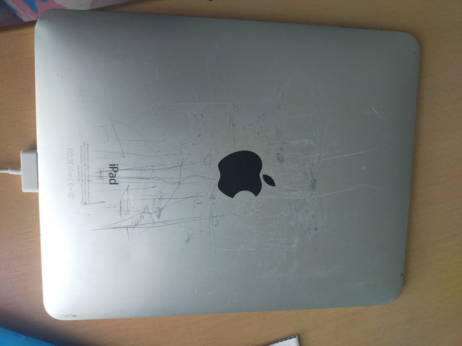 Tablet  iPad 1 ,iPhone używany. Nikomu już nie rezerwuje .