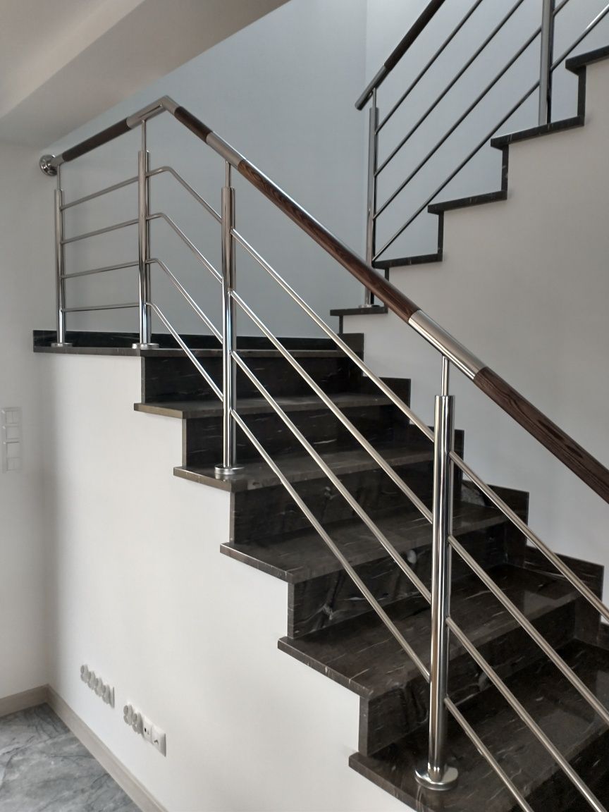 Schody balustrady poręcze pochwyty nierdzewne, z drewnem.