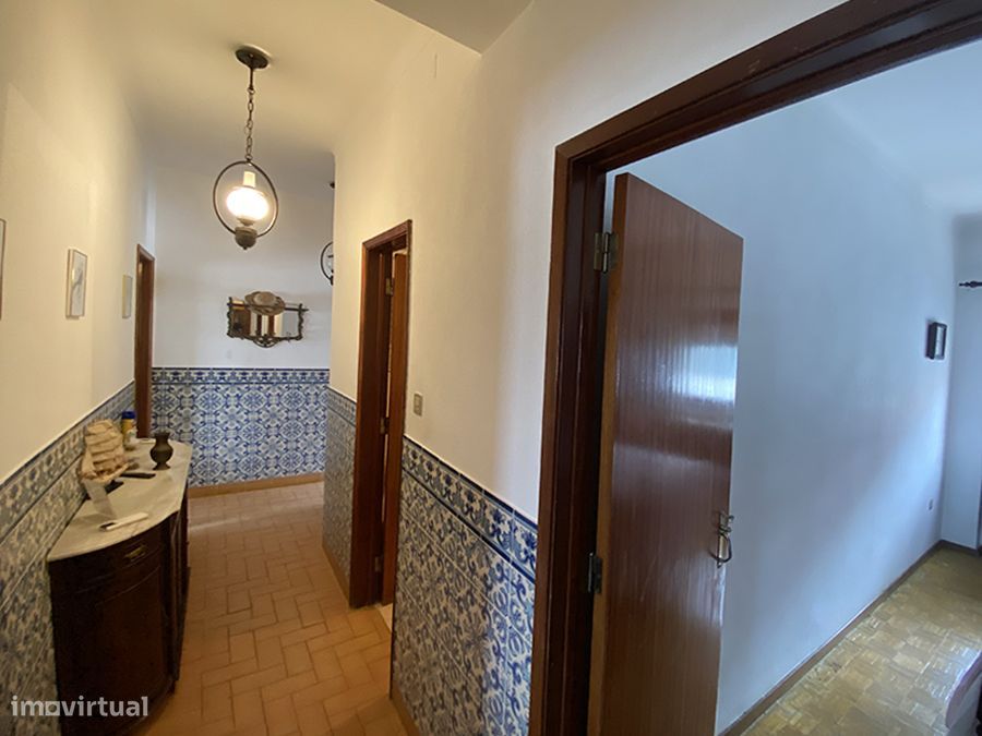 Pequeno apartamento T2, para remodelar, centro de Caldas da Rainha
