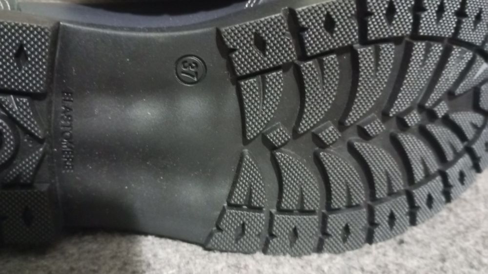 Продам Мужские полуботинки  37 размер новые на  меху