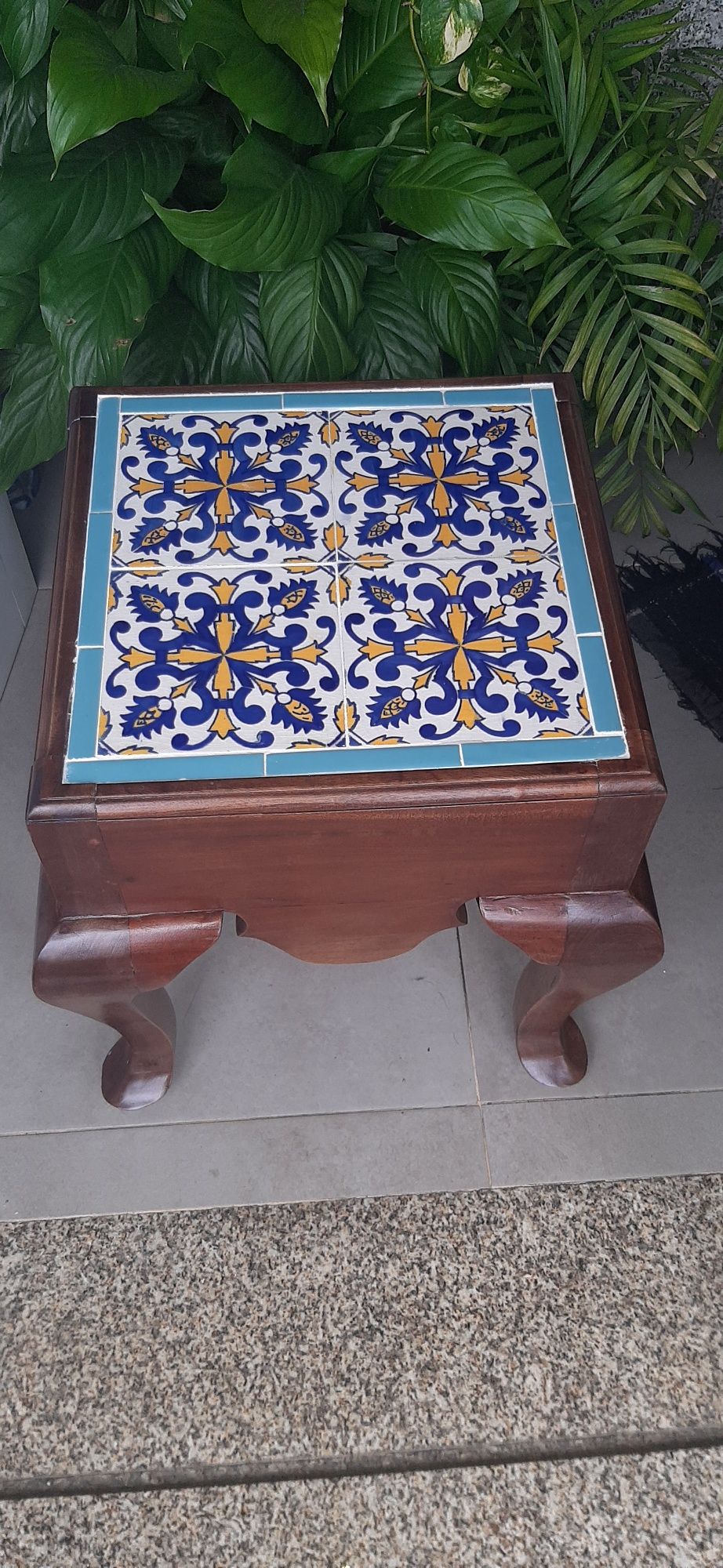 Antigas Banquetas Em Madeira Maciça Com Azulejos do Século XlX.