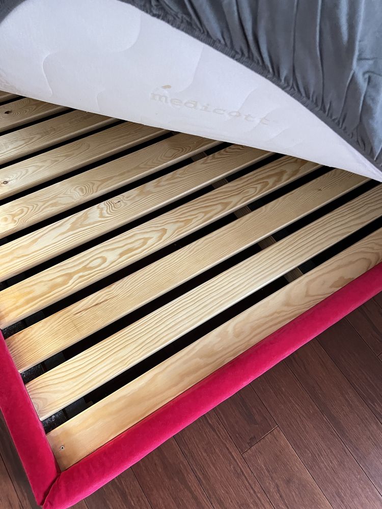 Tapicerowane różowe łóżko z zagłówkiem i materacem