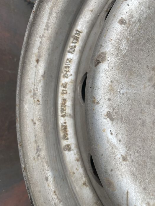 Продам діски металеві діаметер 15 в гарному стані.