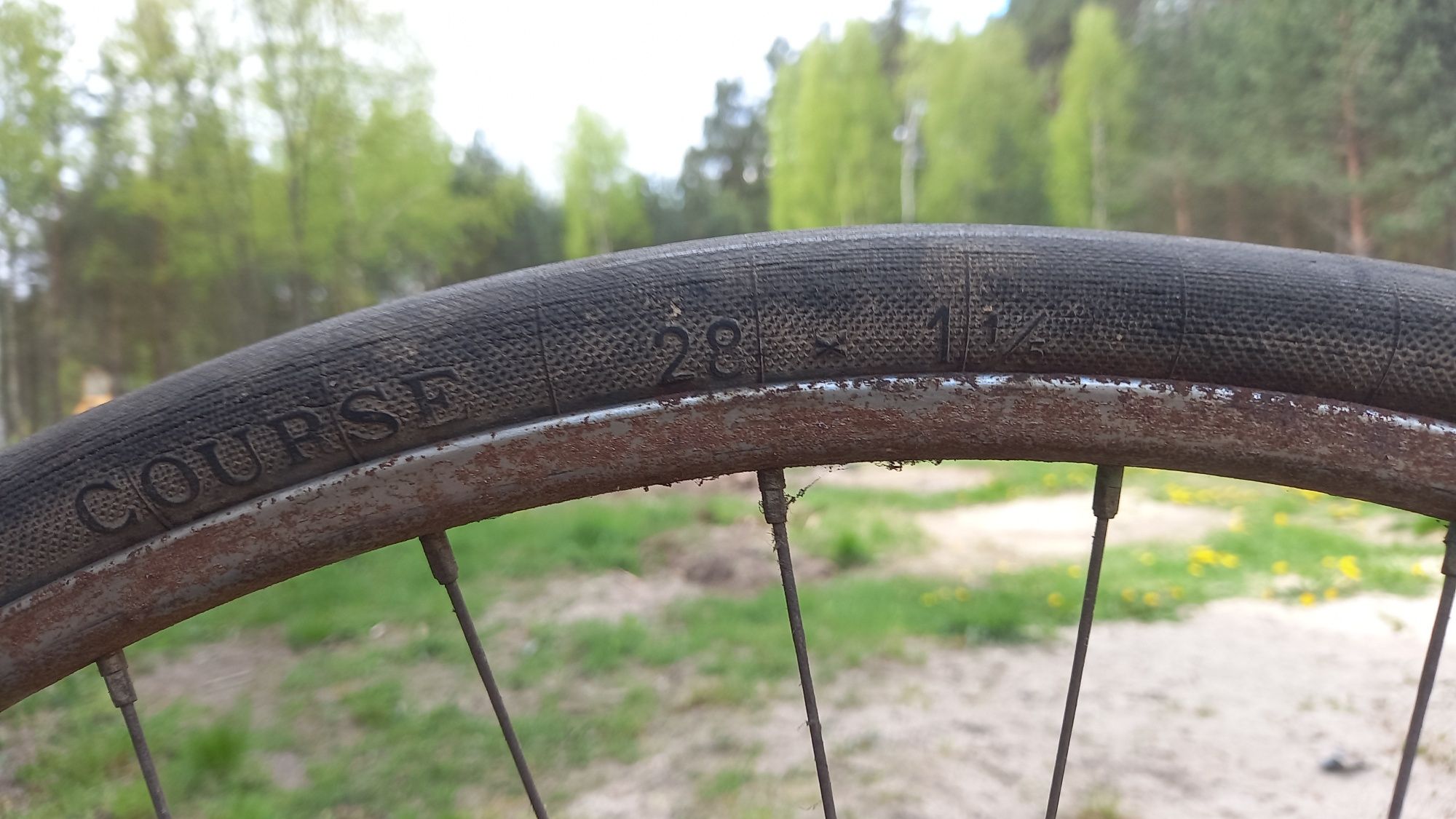 Stary rower francuski Belfo Pantin szosa
