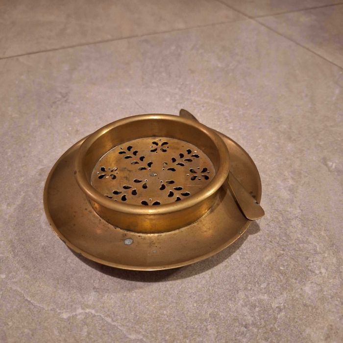 Mosiężna maselniczka