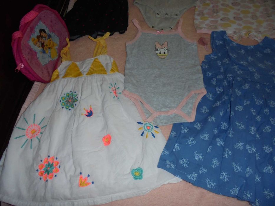 lote de roupa de menina o chapéu branco