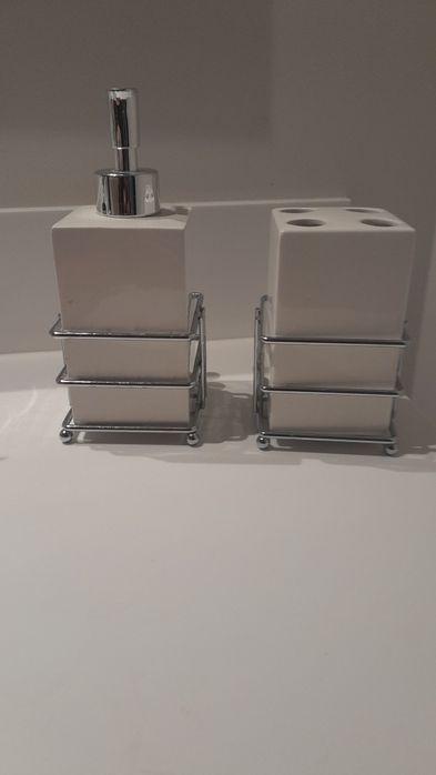 Dispensadorsabonete e porta escovas de dentes casa de banho