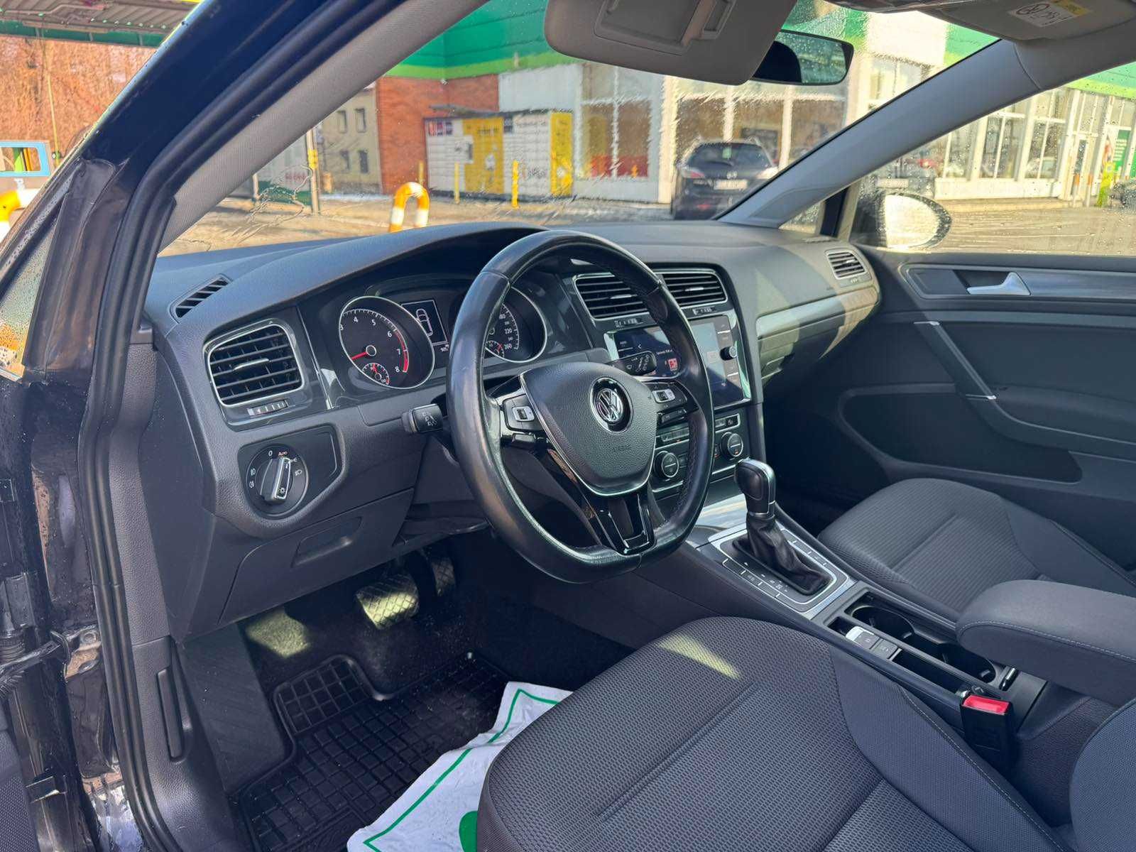 Wynajem Wypożyczalnia Samochodów osobowych VW Golf VII AUTOMAT