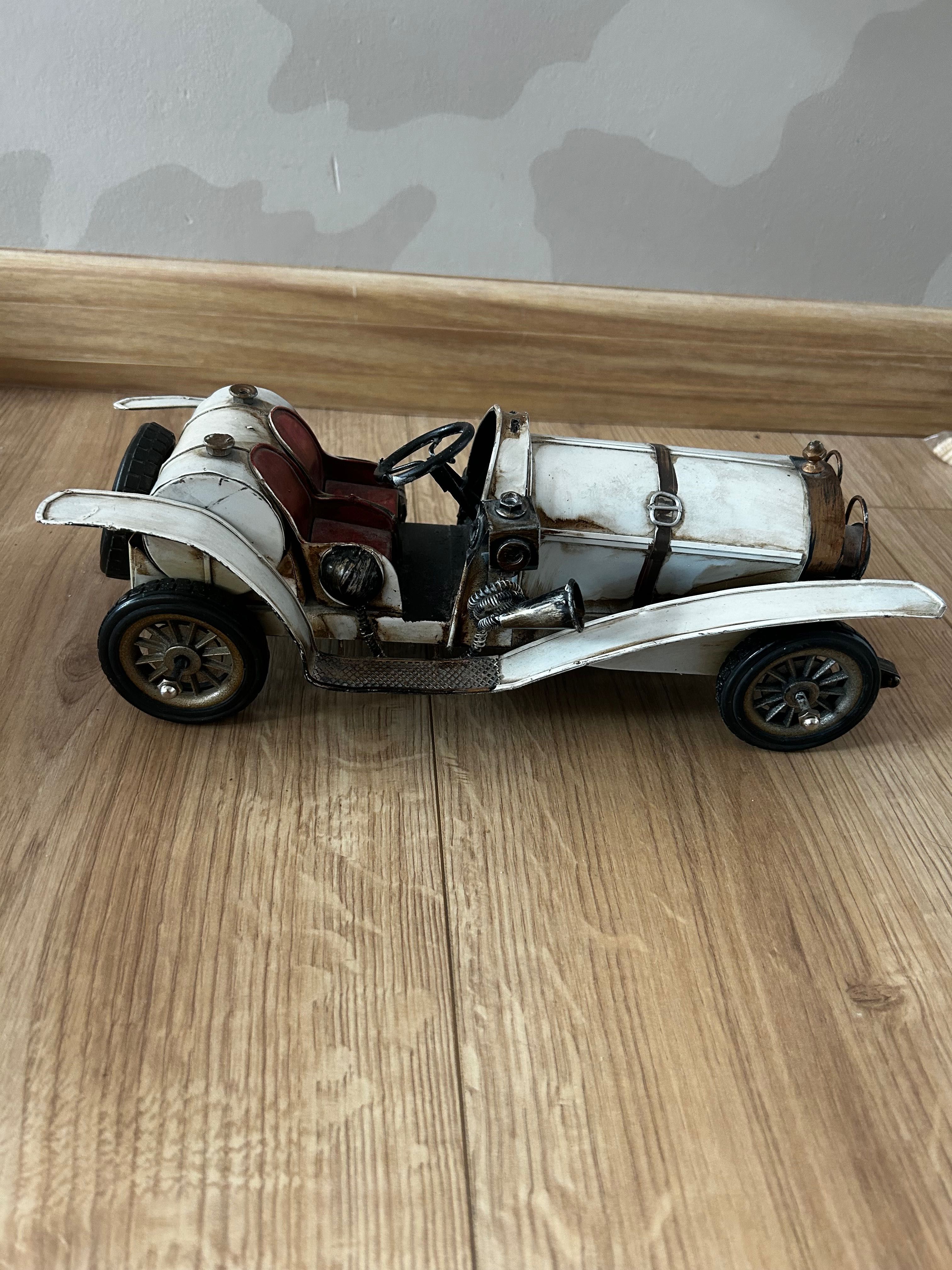 Auto metalowe w stylu retro
