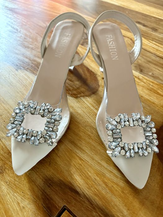 Buty na obcasie z ozdobną klamrą