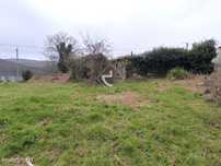 Moradia em pedra, em estado de ruina. Cerca de 500m2 de terreno em gav