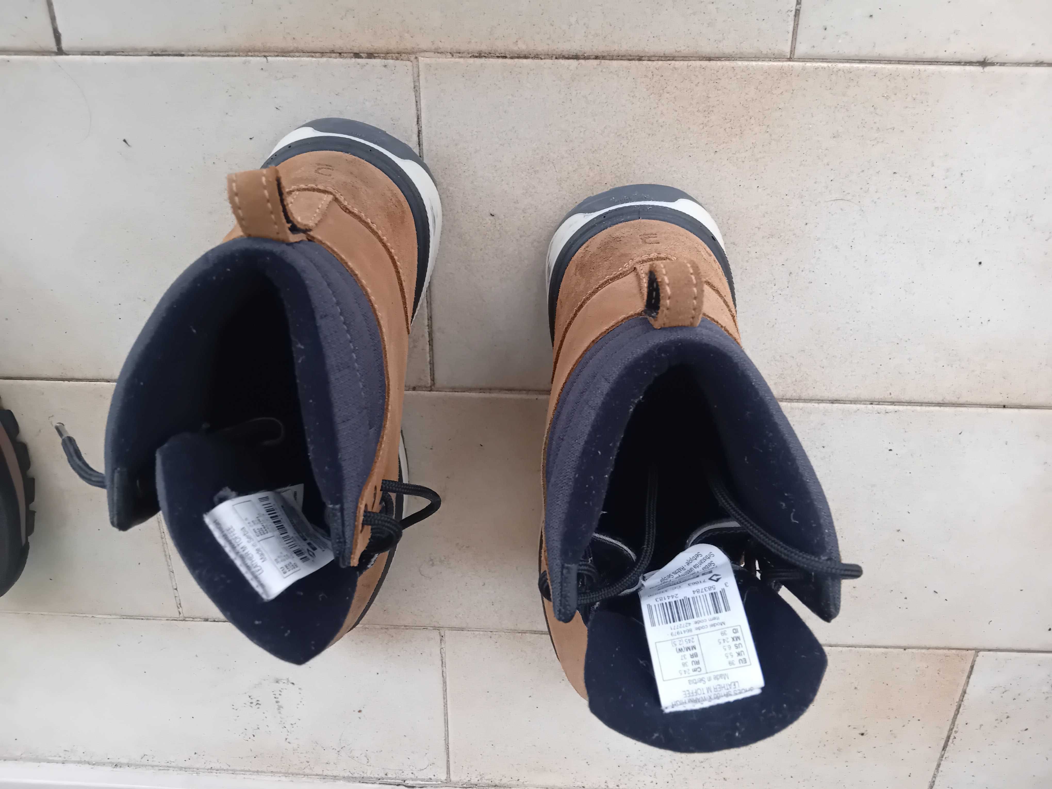 Dois pares de botas novas montanha