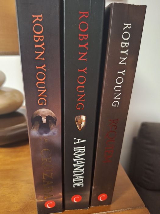 Livros Irmanda, Cruzada e Requiem de Robyn Young