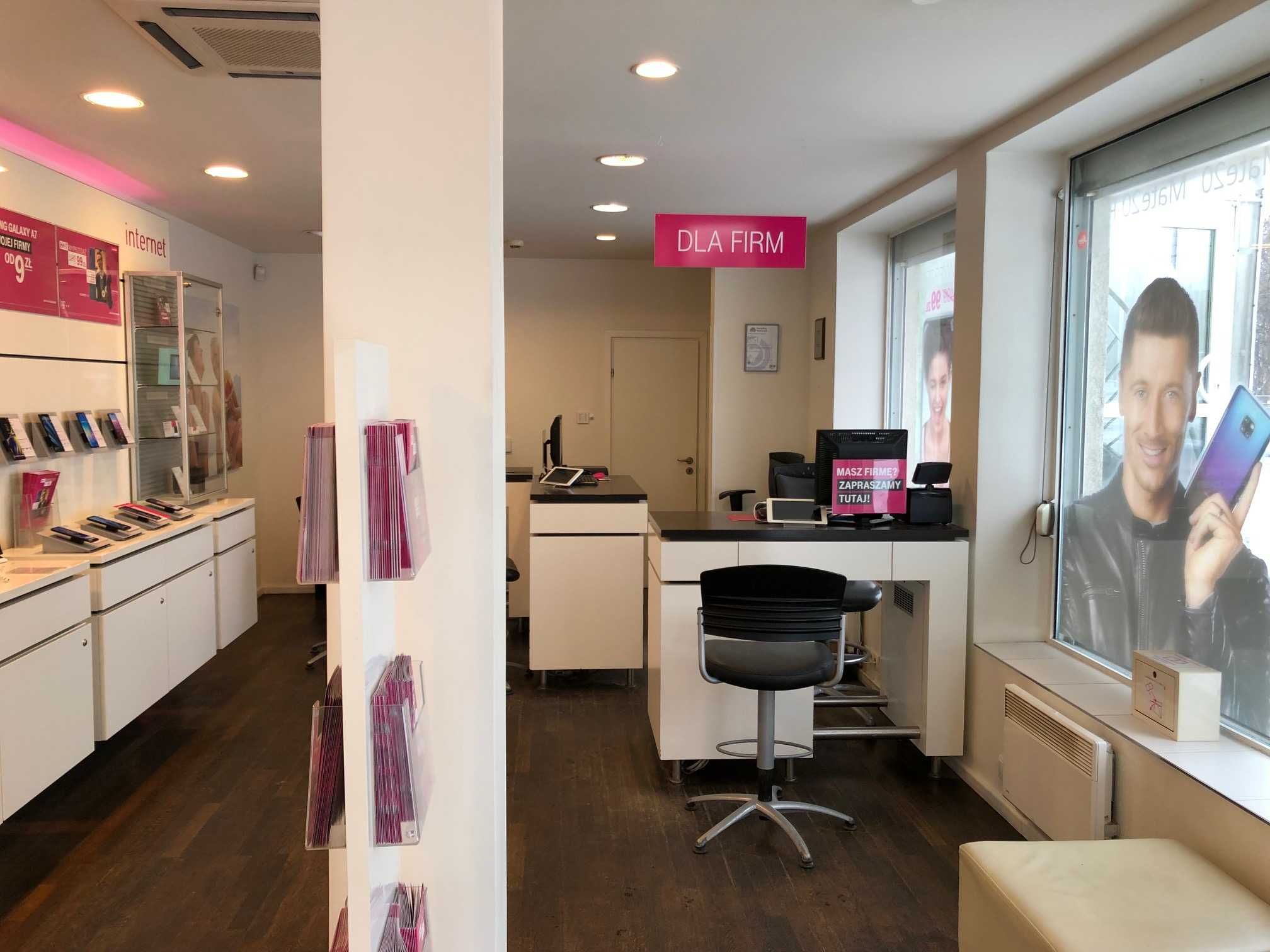 Meble sklepowe salon T-Mobile białe szafki biurka fotele oświetleni