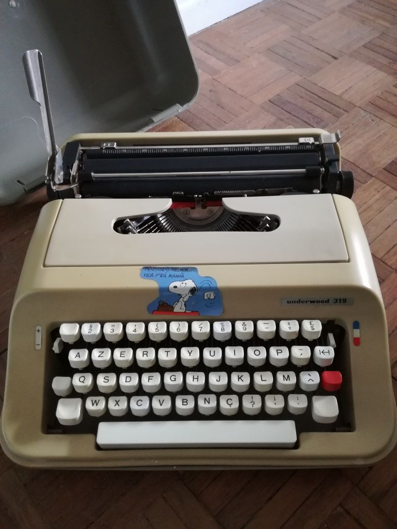 Máquina de escrever Underwood 319