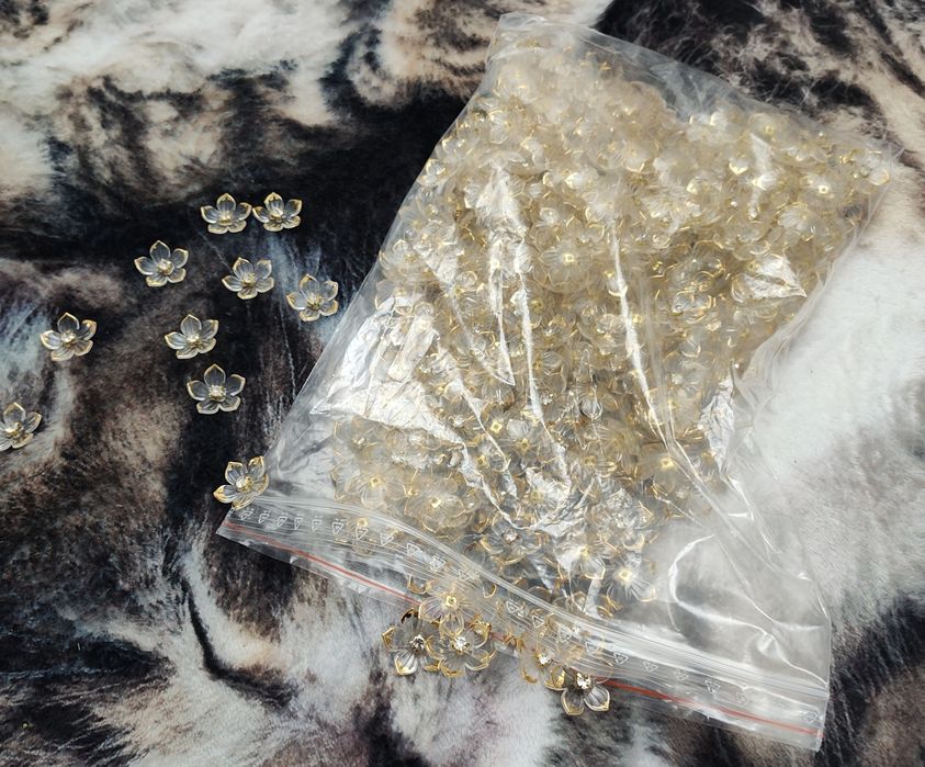 Kwiatki dekoracyjne z krysztalkiem