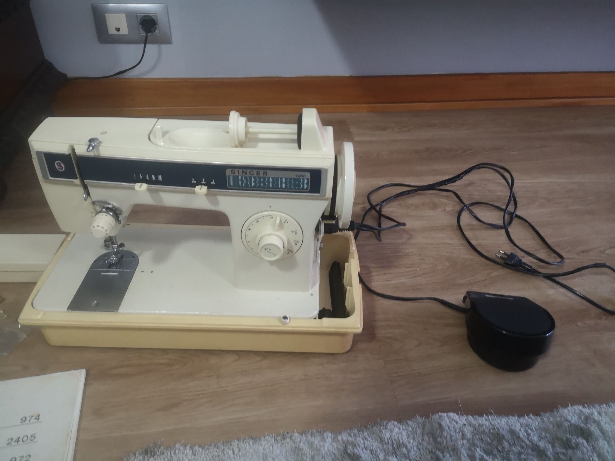Vendo maquina de costura e bordados da marca Singer