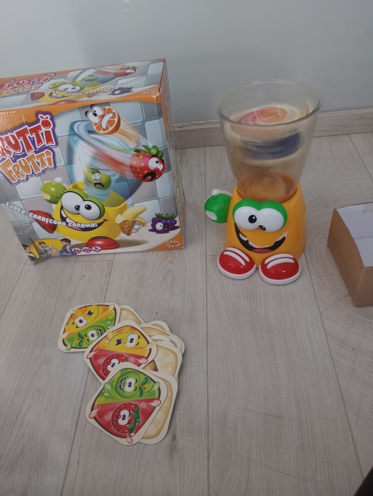 Mikser blender z kartami owocami