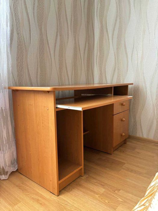 Стіл комп'ютерний
