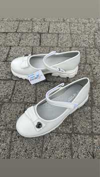 Białe buty dziewczęce