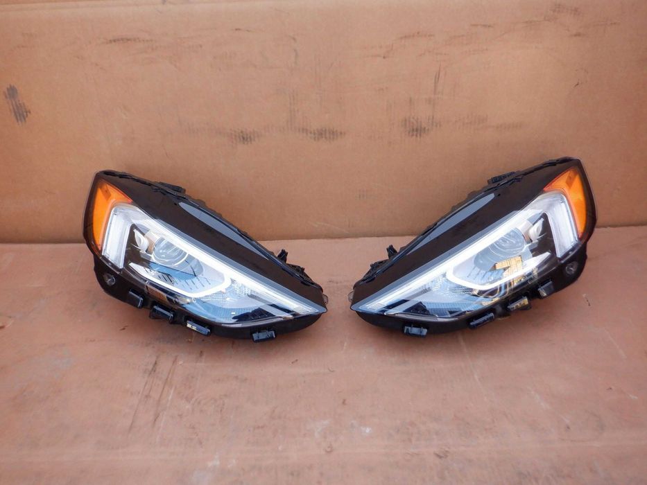 Фари передні задні Ford Focus Fiesta C-Max S-Max Разборка запчастини