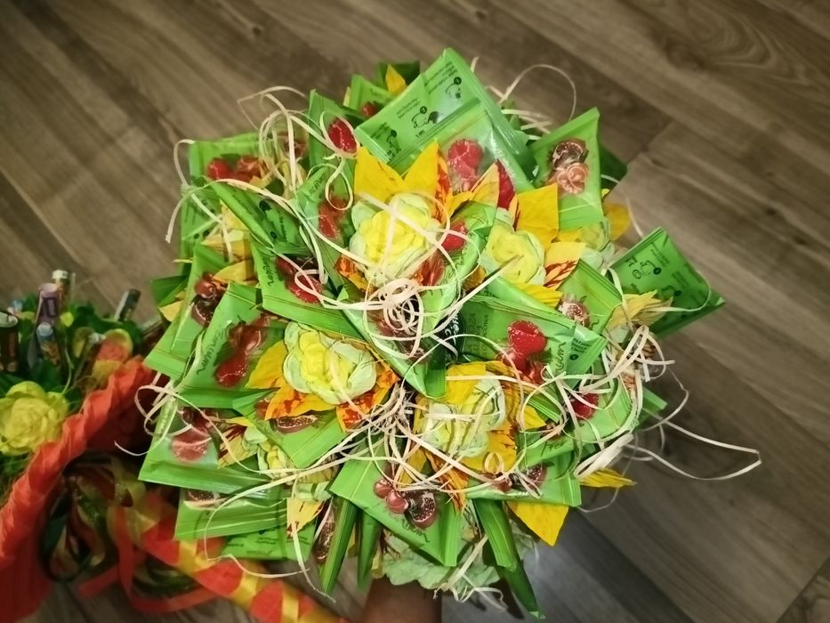 Bukiet z herbatą, cukierkami, słodki bukiet