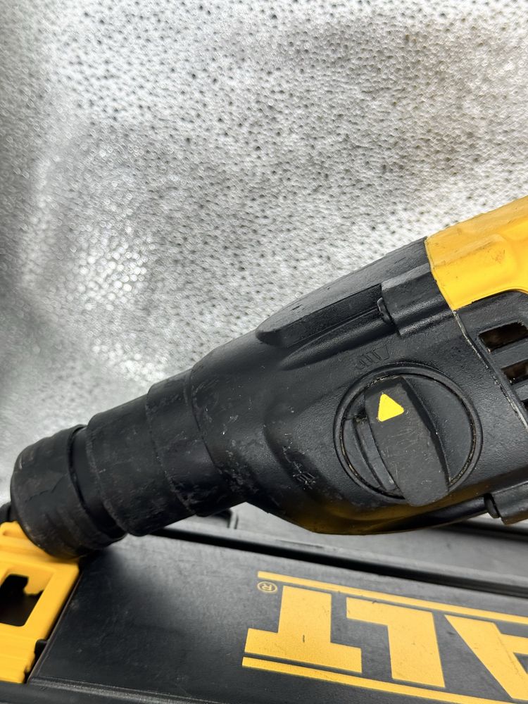 Перфоратор аккумуляторный бесщеточный DeWALT DCH133