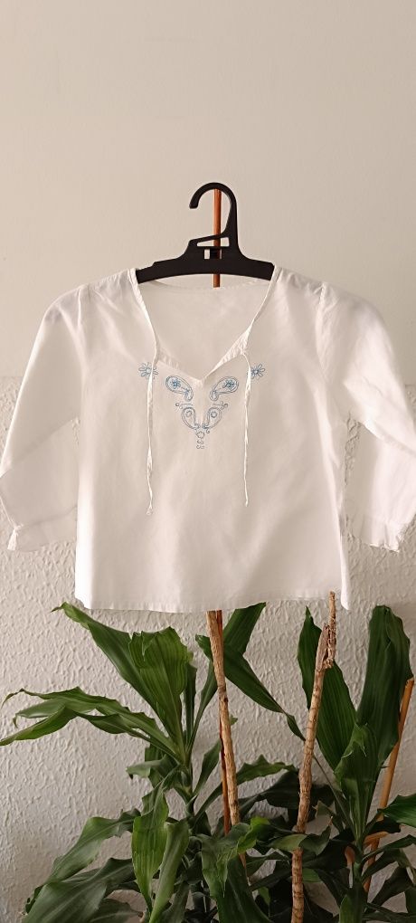 Camisa branca com bordado azul e folho nas mangasas